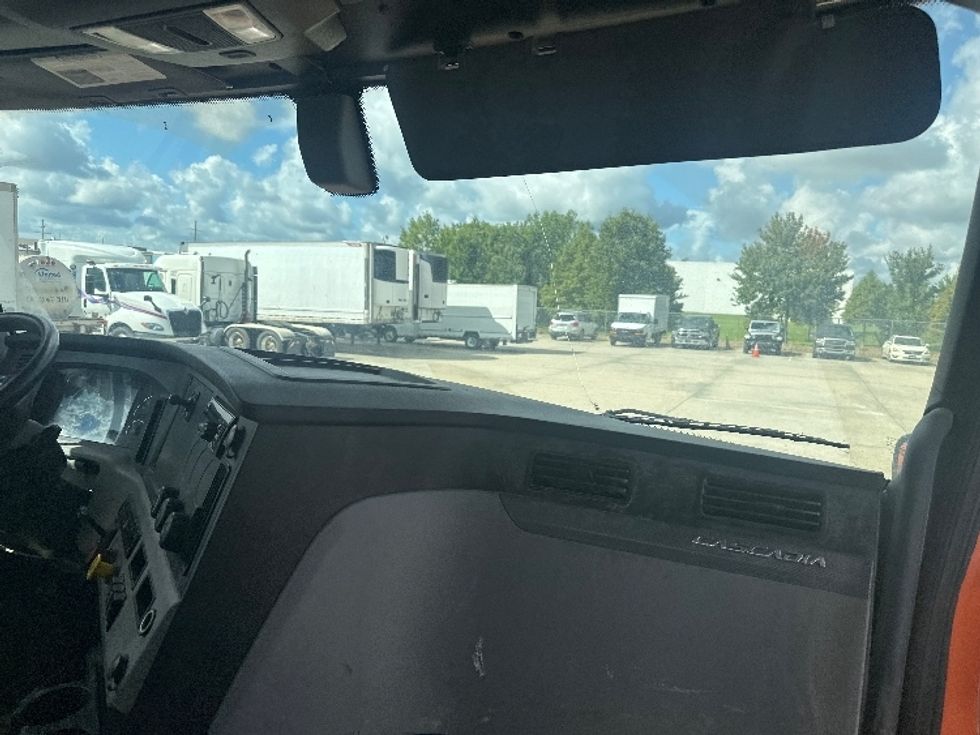 Day Cab Tractor-Heavy Duty Tractors-Freightliner-2019-T11664ST-Hammond-LA-123,157\n\t\tmiles-$ 58,750 - Image 13