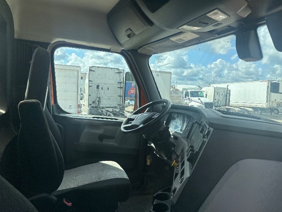 Day Cab Tractor-Heavy Duty Tractors-Freightliner-2019-T11664ST-Hammond-LA-123,157\n\t\tmiles-$ 58,750 - Image 14