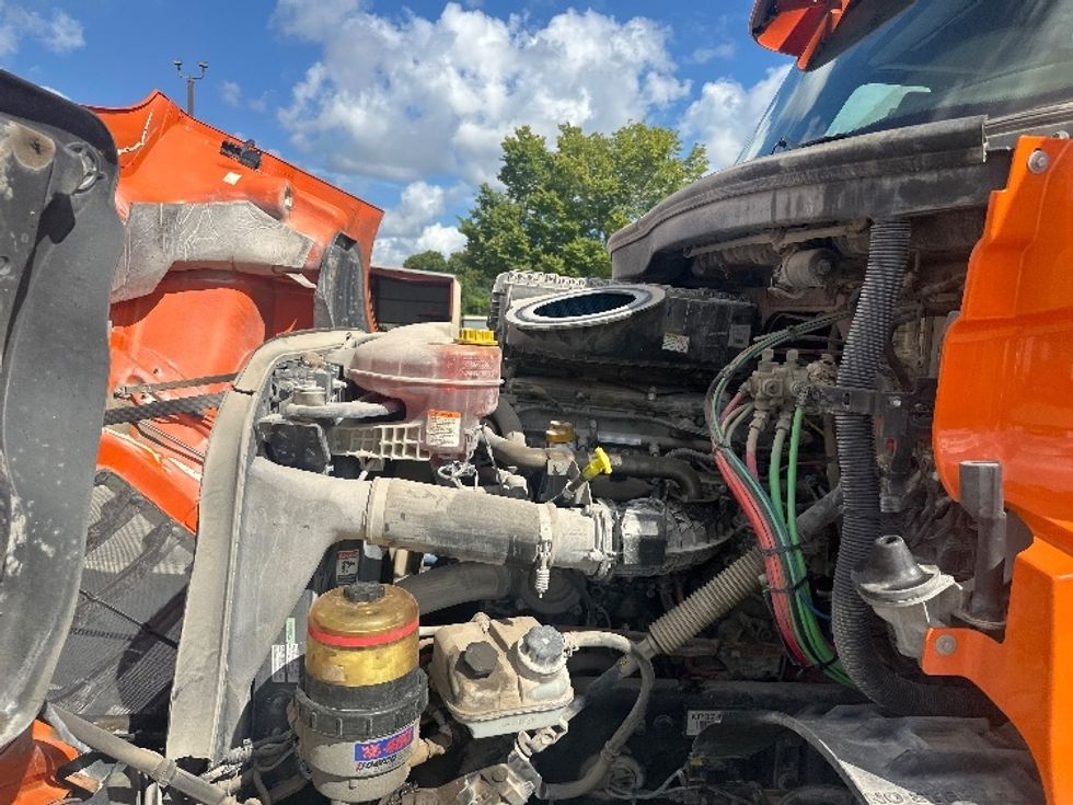 Day Cab Tractor-Heavy Duty Tractors-Freightliner-2019-T11664ST-Hammond-LA-123,157\n\t\tmiles-$ 58,750 - Image 16