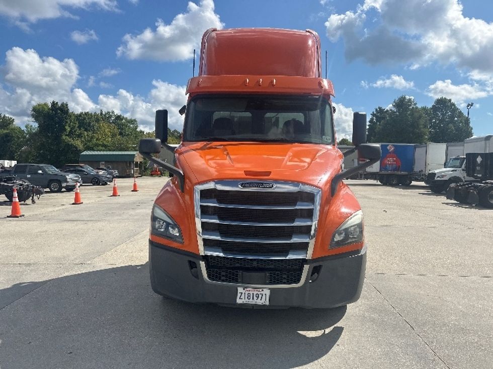 Day Cab Tractor-Heavy Duty Tractors-Freightliner-2019-T11664ST-Hammond-LA-123,157\n\t\tmiles-$ 58,750 - Image 2
