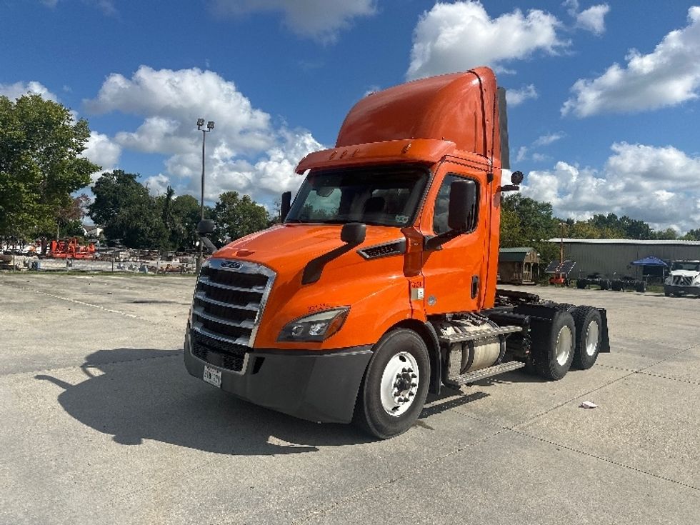 Day Cab Tractor-Heavy Duty Tractors-Freightliner-2019-T11664ST-Hammond-LA-123,157\n\t\tmiles-$ 58,750 - Image 3
