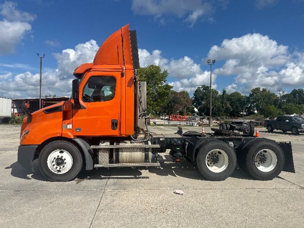 Day Cab Tractor-Heavy Duty Tractors-Freightliner-2019-T11664ST-Hammond-LA-123,157\n\t\tmiles-$ 58,750 - Image 4