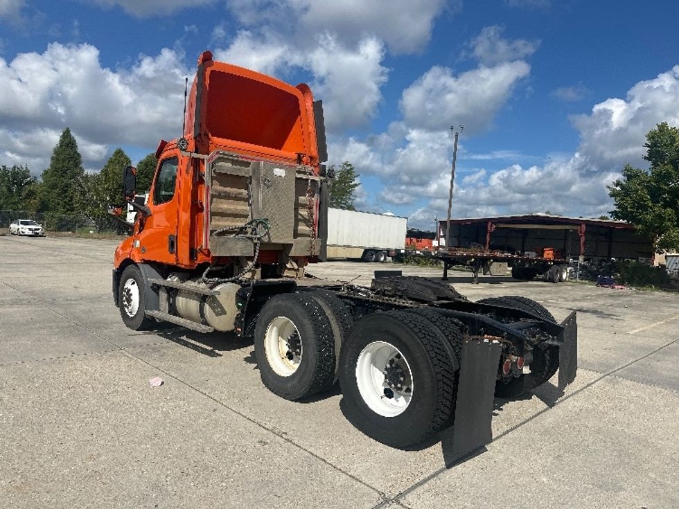 Day Cab Tractor-Heavy Duty Tractors-Freightliner-2019-T11664ST-Hammond-LA-123,157\n\t\tmiles-$ 58,750 - Image 5