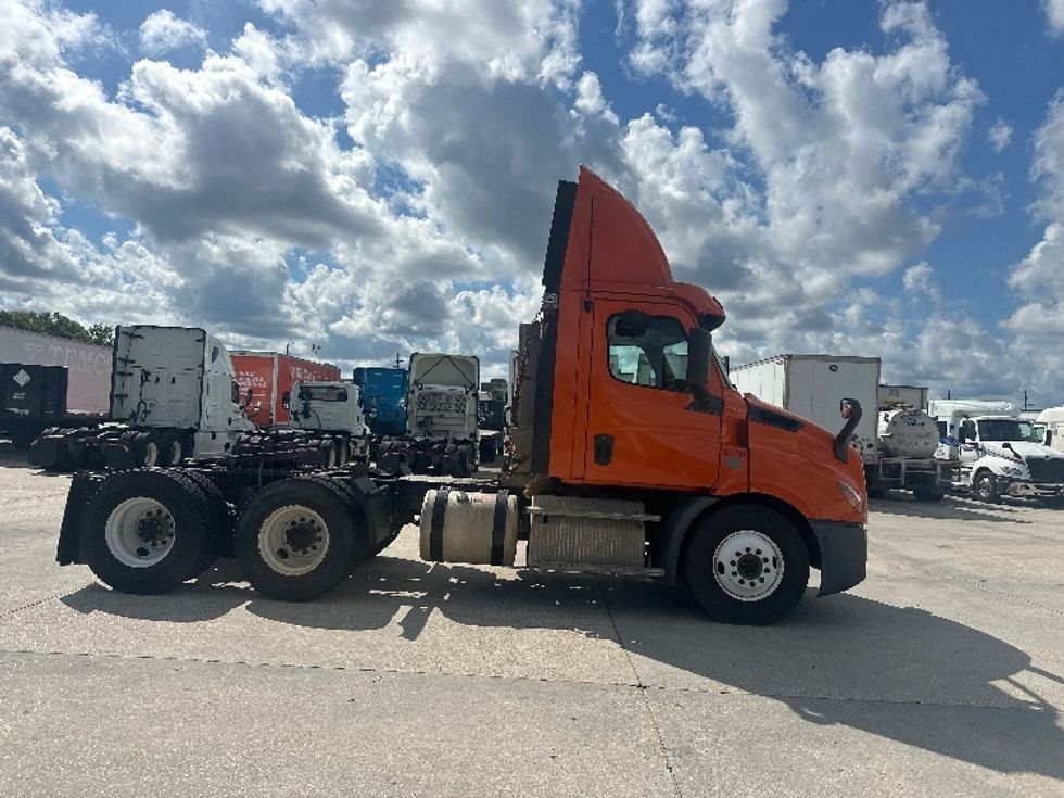 Day Cab Tractor-Heavy Duty Tractors-Freightliner-2019-T11664ST-Hammond-LA-123,157\n\t\tmiles-$ 58,750 - Image 8