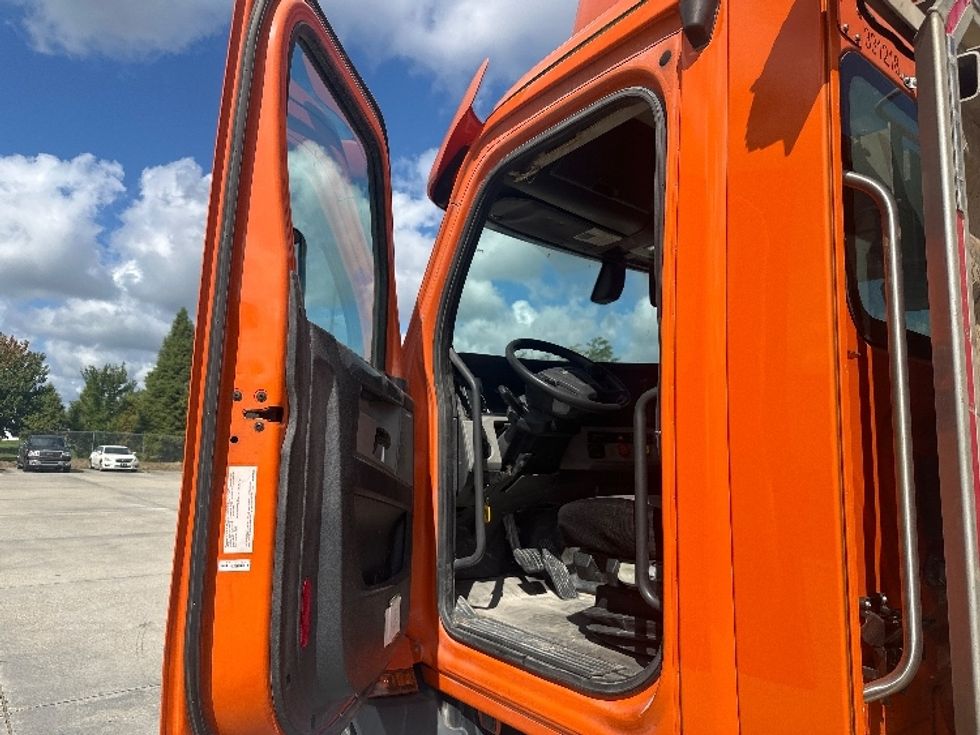 Day Cab Tractor-Heavy Duty Tractors-Freightliner-2019-T11664ST-Hammond-LA-123,157\n\t\tmiles-$ 58,750 - Image 9