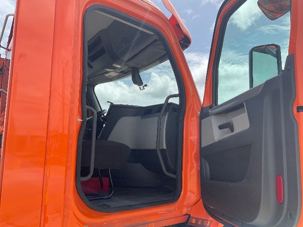 Day Cab Tractor-Heavy Duty Tractors-Freightliner-2019-T11664ST-Hammond-LA-248,649\n\t\tmiles-$ 51,500 - Image 11