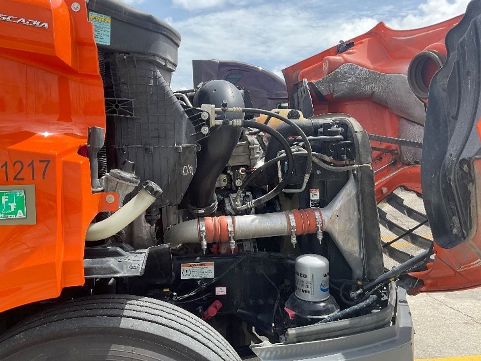 Day Cab Tractor-Heavy Duty Tractors-Freightliner-2019-T11664ST-Hammond-LA-248,649\n\t\tmiles-$ 51,500 - Image 14