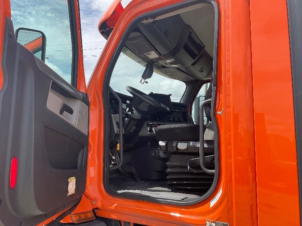 Day Cab Tractor-Heavy Duty Tractors-Freightliner-2019-T11664ST-Hammond-LA-248,649\n\t\tmiles-$ 51,500 - Image 8