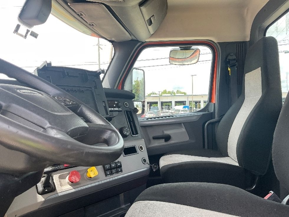 Day Cab Tractor-Heavy Duty Tractors-Freightliner-2019-T11664ST-Hammond-LA-248,649\n\t\tmiles-$ 51,500 - Image 9