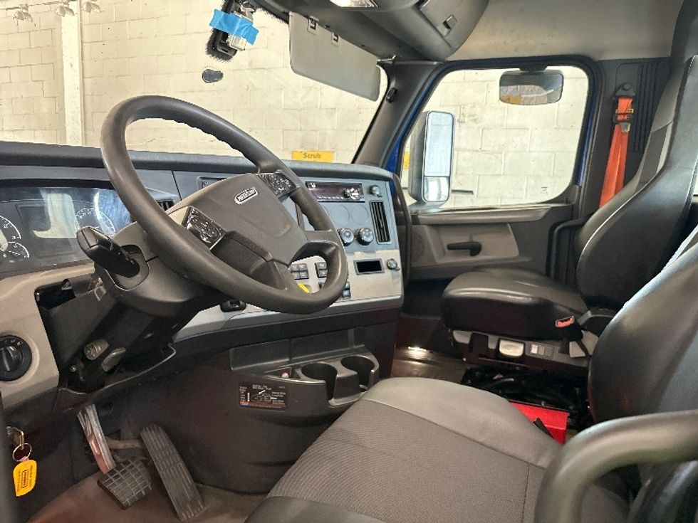 Day Cab Tractor-Heavy Duty Tractors-Freightliner-2019-T11664ST-Hammond-LA-330,328\n\t\tmiles-$ 50,750 - Image 10