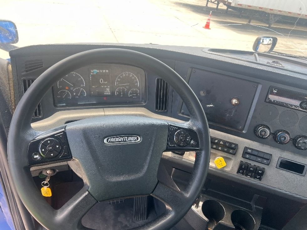 Day Cab Tractor-Heavy Duty Tractors-Freightliner-2019-T11664ST-Hammond-LA-330,328\n\t\tmiles-$ 50,750 - Image 11