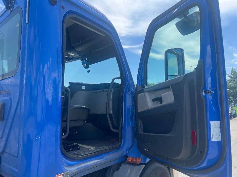 Day Cab Tractor-Heavy Duty Tractors-Freightliner-2019-T11664ST-Hammond-LA-330,328\n\t\tmiles-$ 50,750 - Image 12