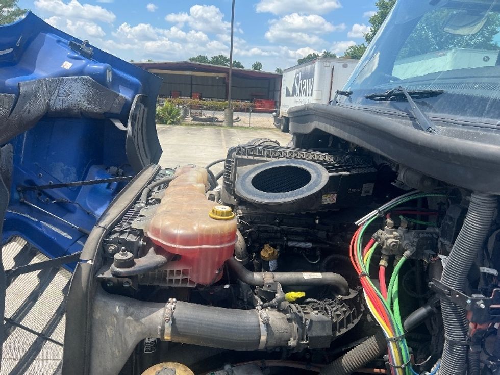 Day Cab Tractor-Heavy Duty Tractors-Freightliner-2019-T11664ST-Hammond-LA-330,328\n\t\tmiles-$ 50,750 - Image 16