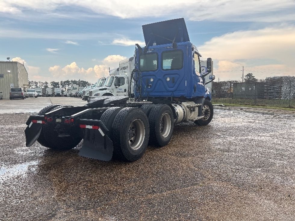 Day Cab Tractor-Heavy Duty Tractors-Freightliner-2019-T11664ST-Hammond-LA-330,328\n\t\tmiles-$ 50,750 - Image 7