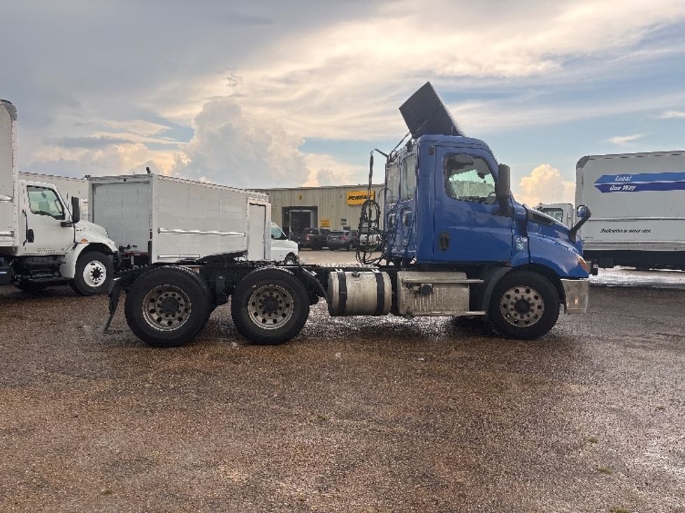 Day Cab Tractor-Heavy Duty Tractors-Freightliner-2019-T11664ST-Hammond-LA-330,328\n\t\tmiles-$ 50,750 - Image 8