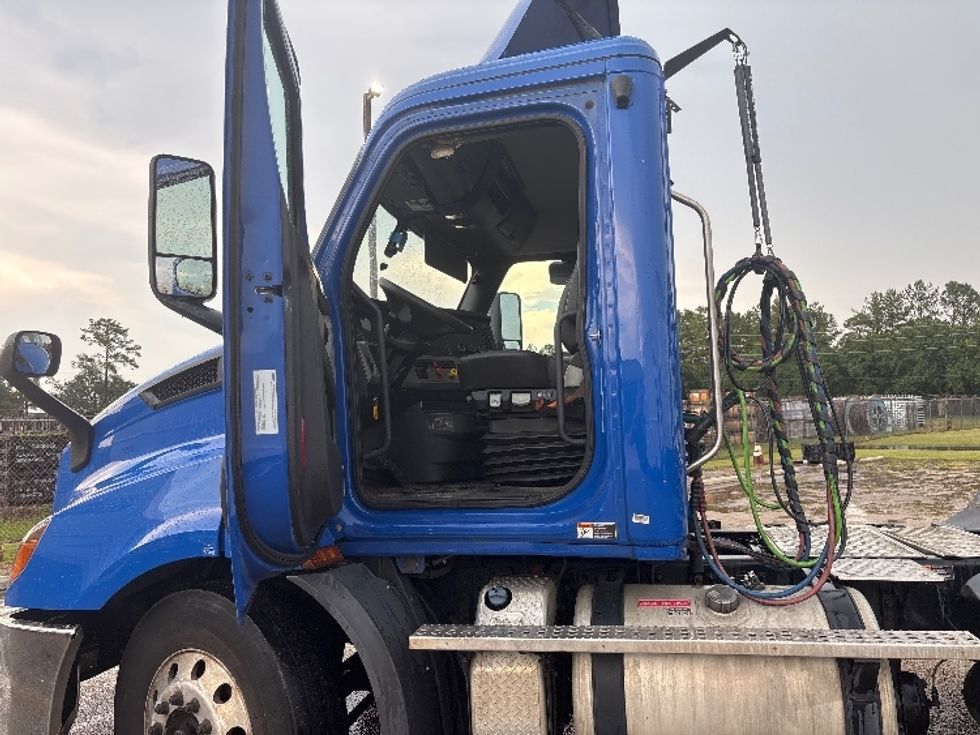 Day Cab Tractor-Heavy Duty Tractors-Freightliner-2019-T11664ST-Hammond-LA-330,328\n\t\tmiles-$ 50,750 - Image 9
