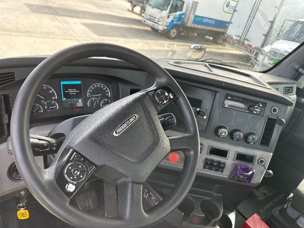 Day Cab Tractor-Heavy Duty Tractors-Freightliner-2019-T11664ST-Hammond-LA-630,042\n\t\tmiles-$ 34,000 - Image 11