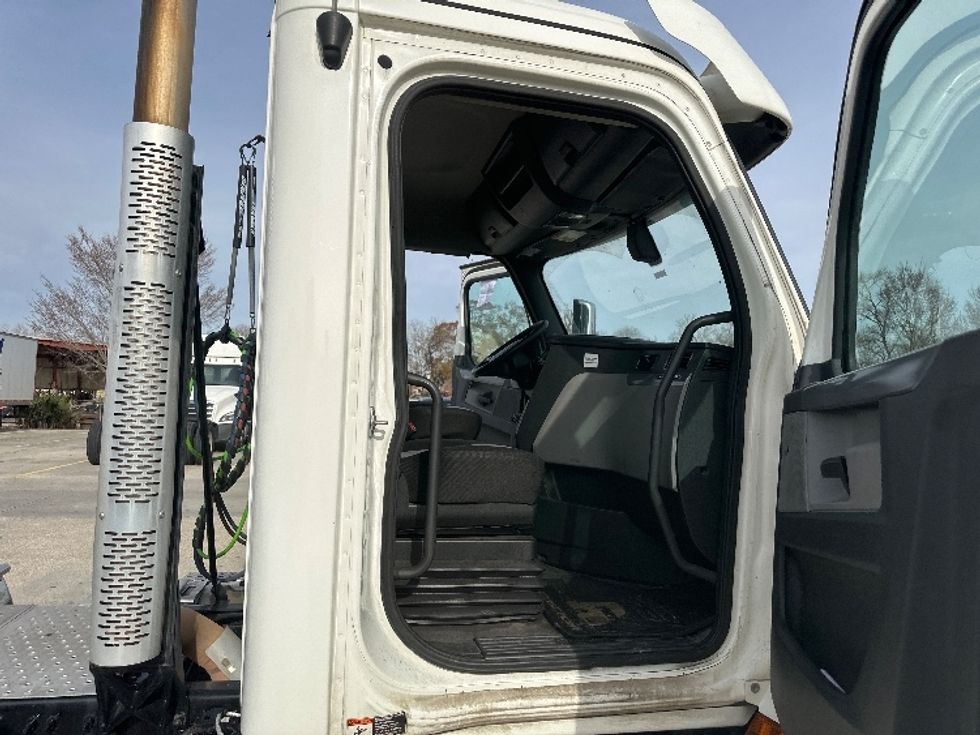 Day Cab Tractor-Heavy Duty Tractors-Freightliner-2019-T11664ST-Hammond-LA-630,042\n\t\tmiles-$ 34,000 - Image 12