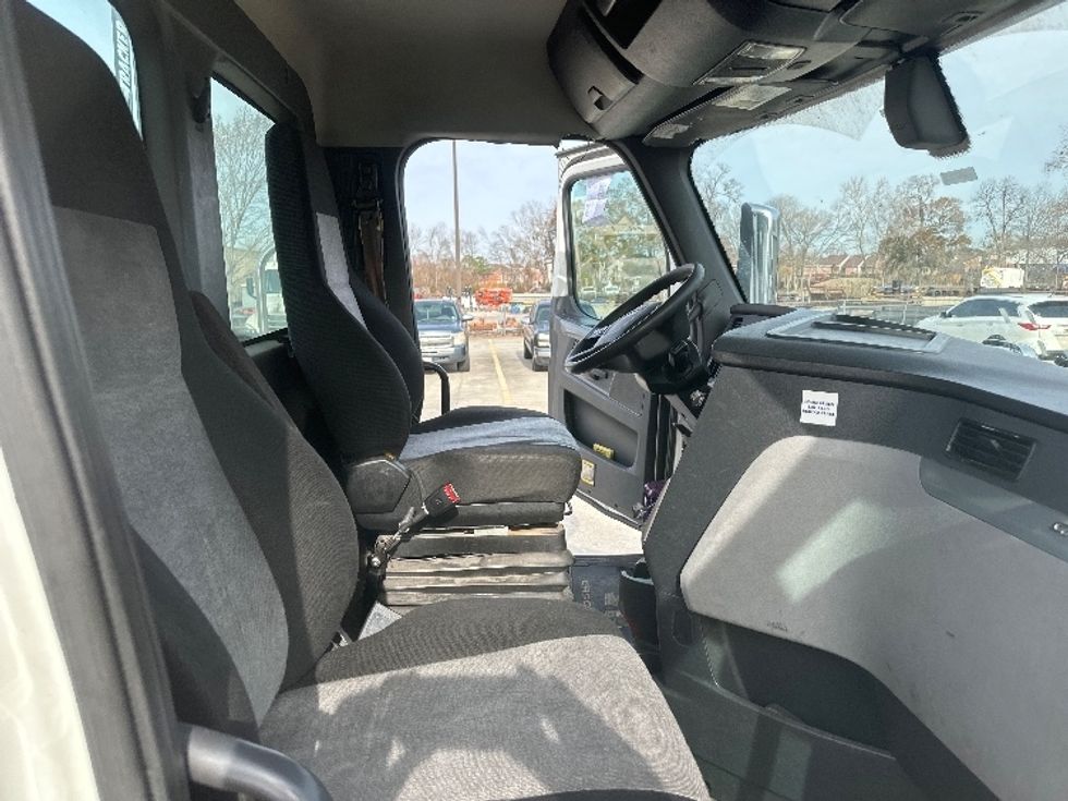 Day Cab Tractor-Heavy Duty Tractors-Freightliner-2019-T11664ST-Hammond-LA-630,042\n\t\tmiles-$ 34,000 - Image 14