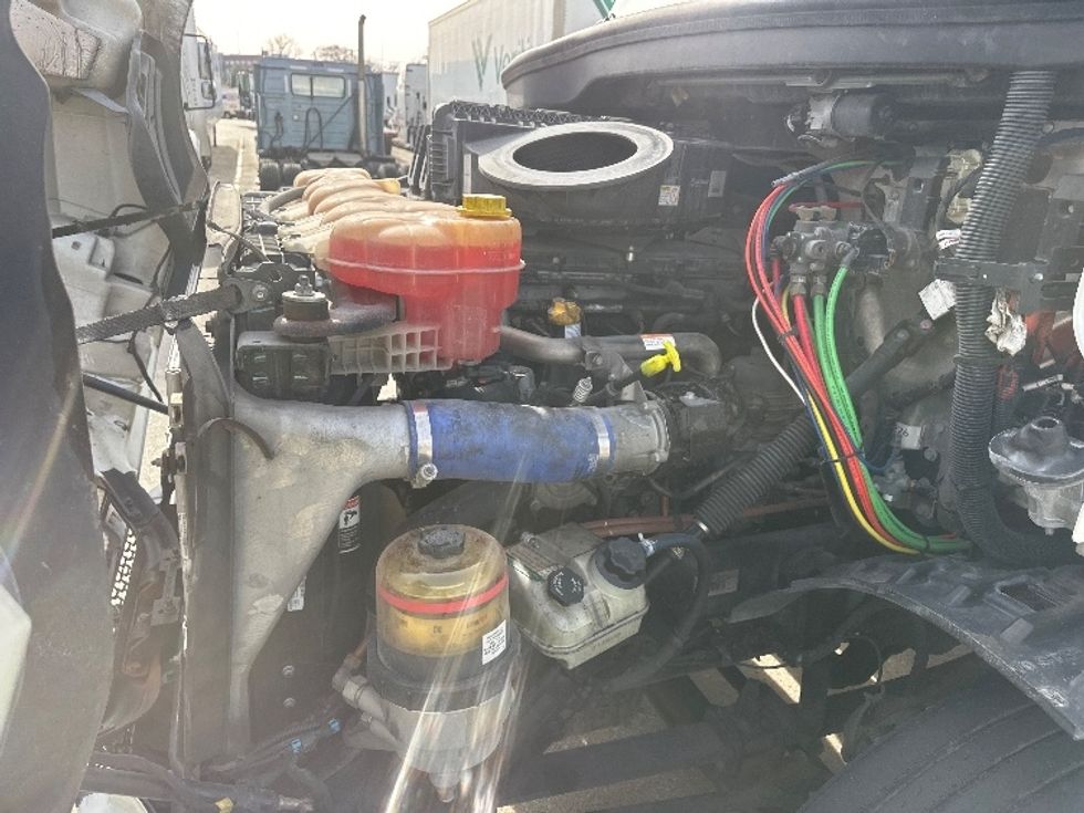 Day Cab Tractor-Heavy Duty Tractors-Freightliner-2019-T11664ST-Hammond-LA-630,042\n\t\tmiles-$ 34,000 - Image 16