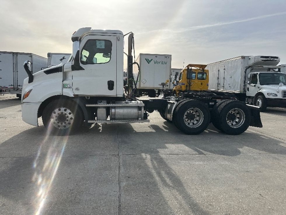 Day Cab Tractor-Heavy Duty Tractors-Freightliner-2019-T11664ST-Hammond-LA-630,042\n\t\tmiles-$ 34,000 - Image 4