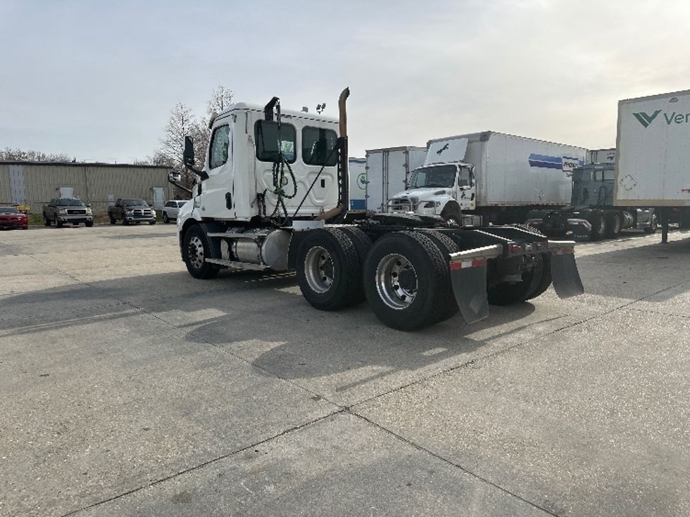 Day Cab Tractor-Heavy Duty Tractors-Freightliner-2019-T11664ST-Hammond-LA-630,042\n\t\tmiles-$ 34,000 - Image 5