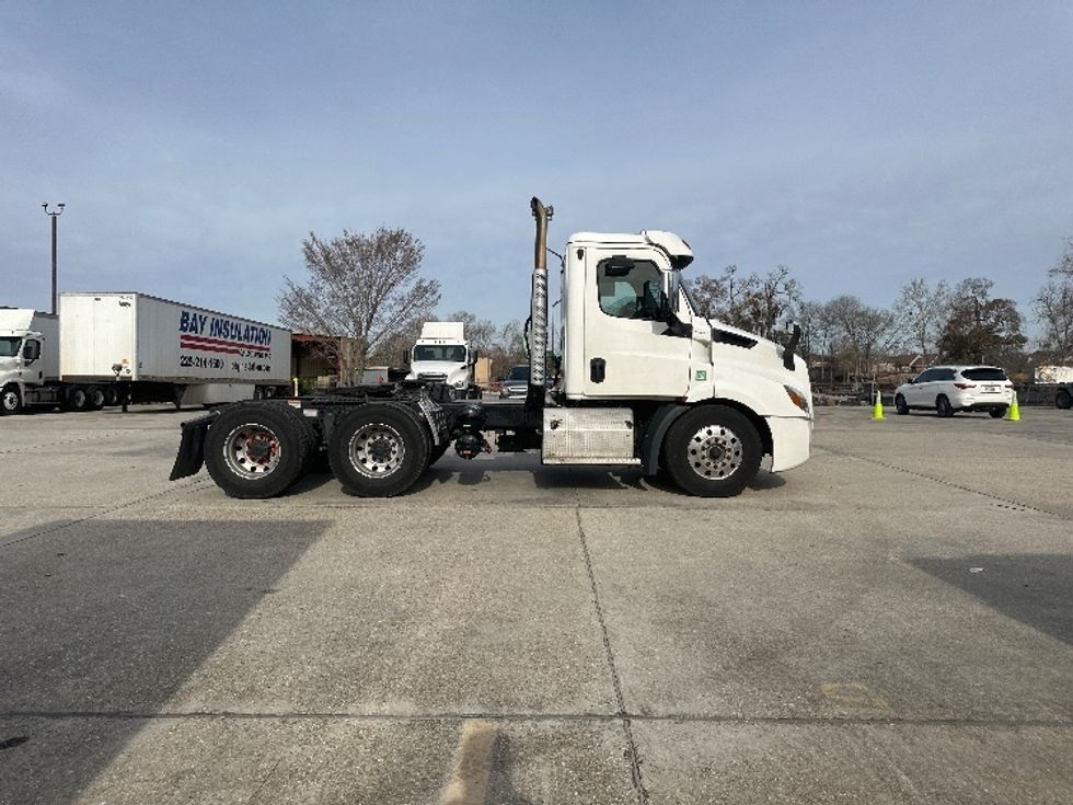 Day Cab Tractor-Heavy Duty Tractors-Freightliner-2019-T11664ST-Hammond-LA-630,042\n\t\tmiles-$ 34,000 - Image 8