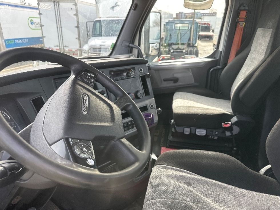 Day Cab Tractor-Heavy Duty Tractors-Freightliner-2019-T11664ST-Hammond-LA-630,042\n\t\tmiles-$ 34,000 - Image 9