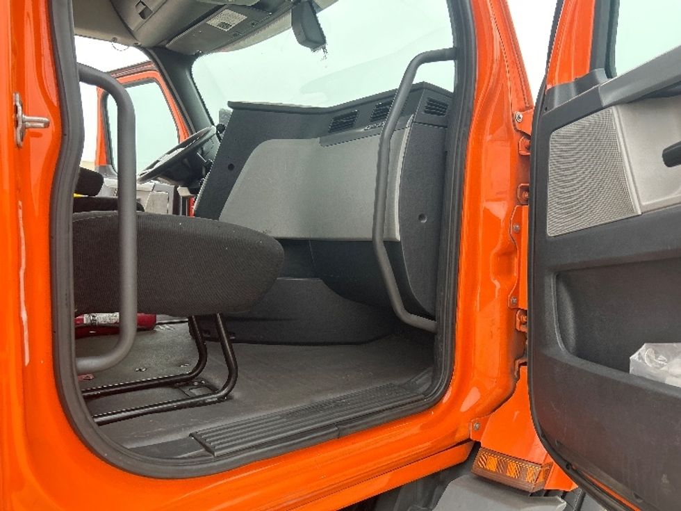 Day Cab Tractor-Heavy Duty Tractors-Freightliner-2019-T11664ST-Houston-TX-194,889\n\t\tmiles-$ 48,250 - Image 12