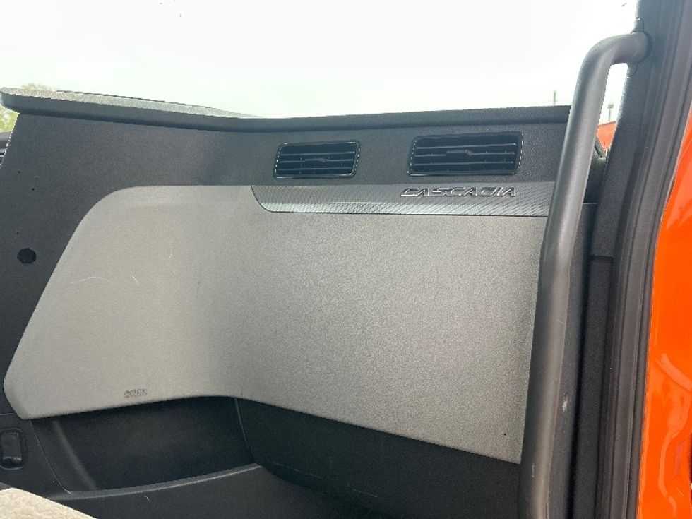 Day Cab Tractor-Heavy Duty Tractors-Freightliner-2019-T11664ST-Houston-TX-194,889\n\t\tmiles-$ 48,250 - Image 13