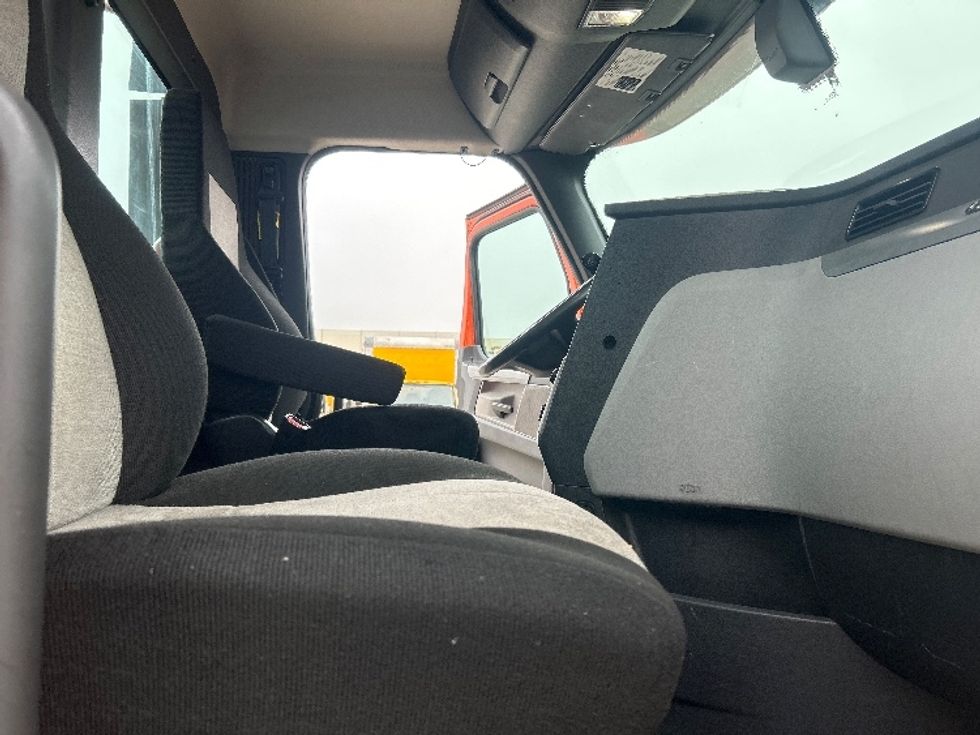 Day Cab Tractor-Heavy Duty Tractors-Freightliner-2019-T11664ST-Houston-TX-194,889\n\t\tmiles-$ 48,250 - Image 14