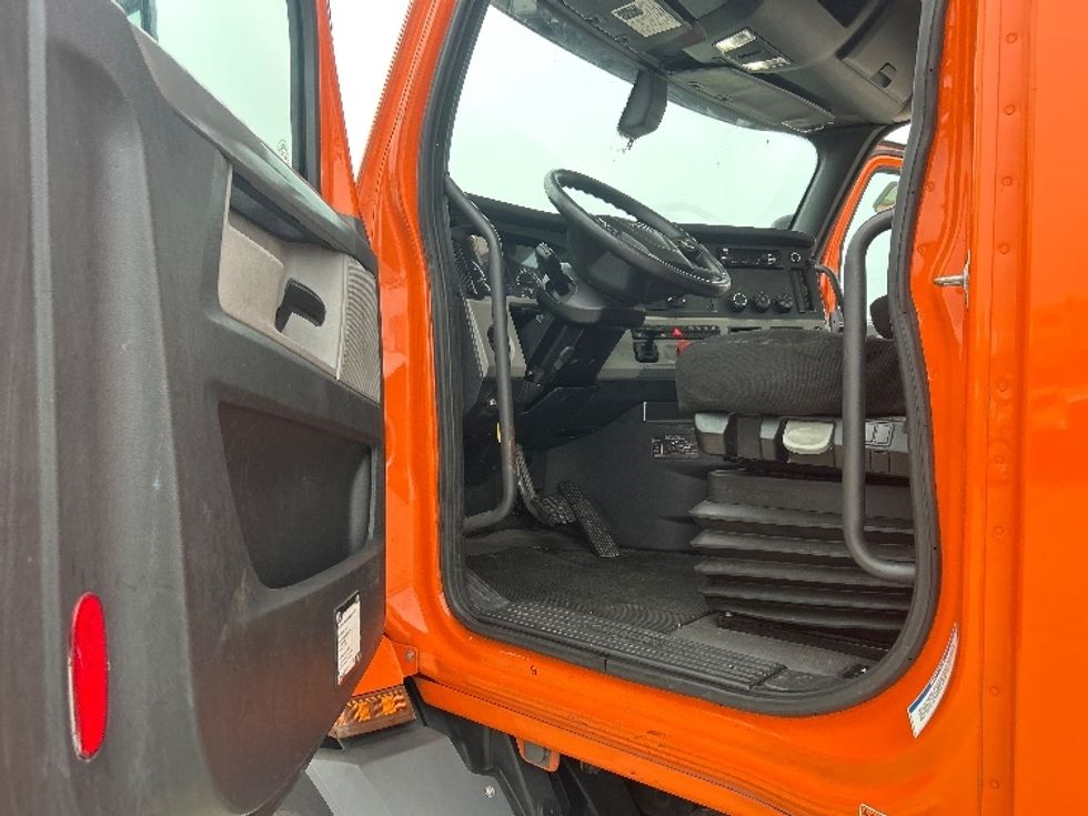 Day Cab Tractor-Heavy Duty Tractors-Freightliner-2019-T11664ST-Houston-TX-194,889\n\t\tmiles-$ 48,250 - Image 9