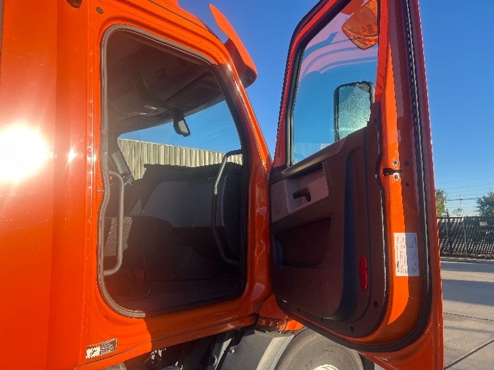 Day Cab Tractor-Heavy Duty Tractors-Freightliner-2019-T11664ST-Houston-TX-215,111\n\t\tmiles-$ 50,250 - Image 12