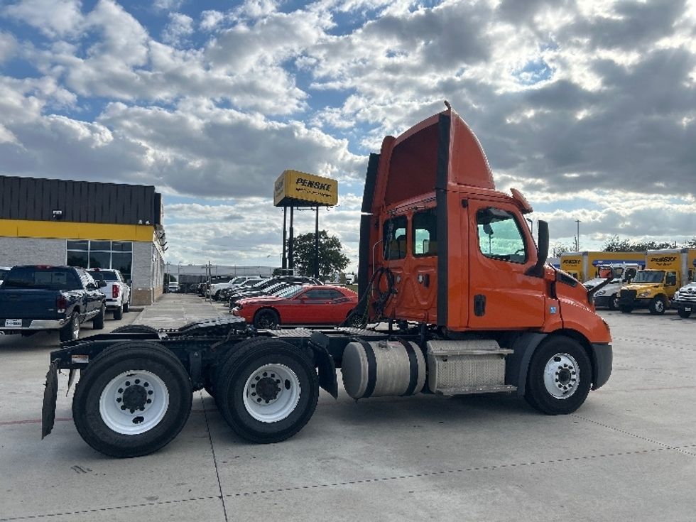 Day Cab Tractor-Heavy Duty Tractors-Freightliner-2019-T11664ST-Houston-TX-215,111\n\t\tmiles-$ 50,250 - Image 8