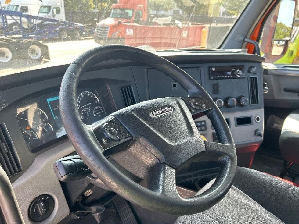 Day Cab Tractor-Heavy Duty Tractors-Freightliner-2019-T11664ST-Houston-TX-225,601\n\t\tmiles-$ 49,750 - Image 10
