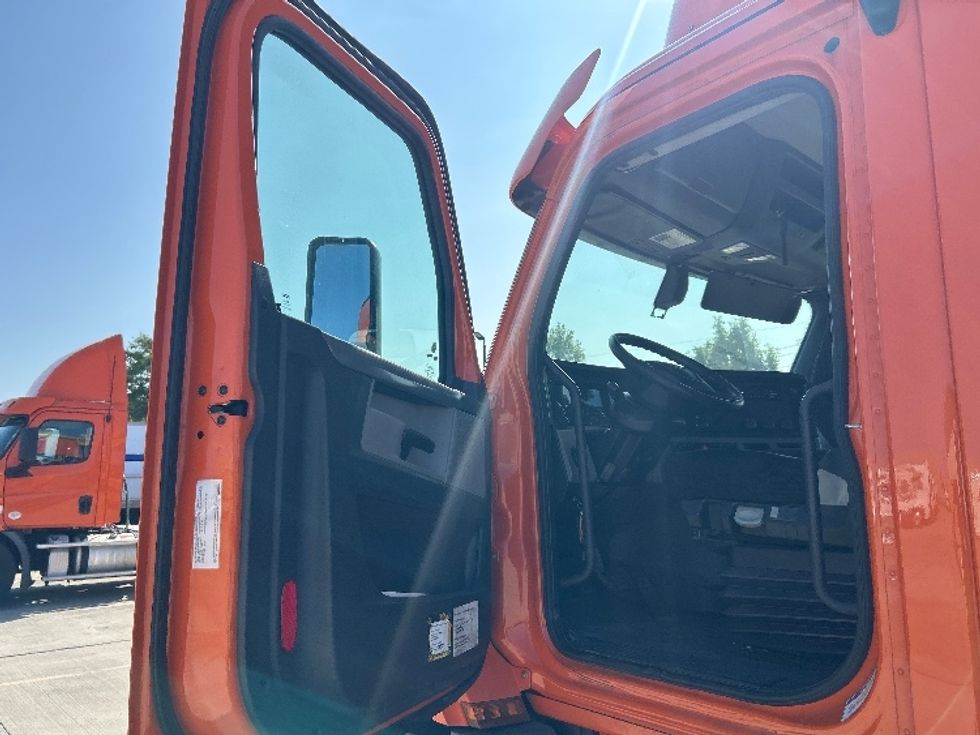 Day Cab Tractor-Heavy Duty Tractors-Freightliner-2019-T11664ST-Houston-TX-225,601\n\t\tmiles-$ 49,750 - Image 9