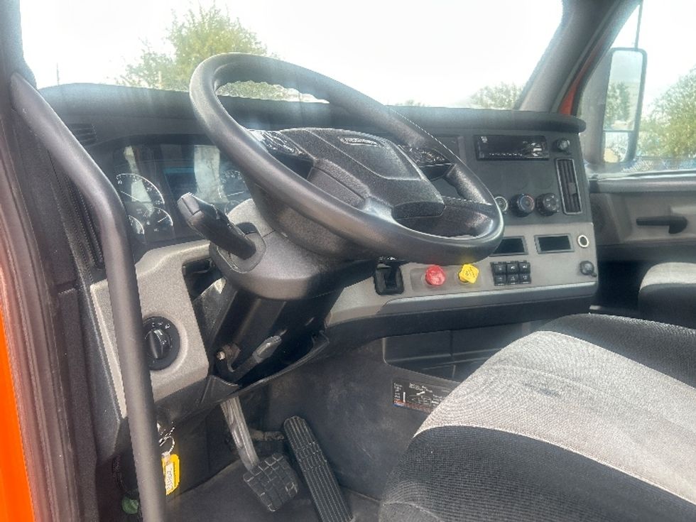 Day Cab Tractor-Heavy Duty Tractors-Freightliner-2019-T11664ST-Houston-TX-239,271\n\t\tmiles-$ 63,250 - Image 10