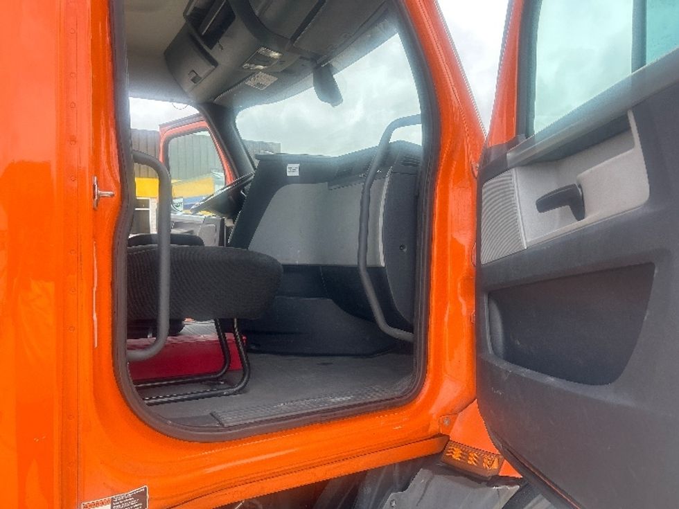 Day Cab Tractor-Heavy Duty Tractors-Freightliner-2019-T11664ST-Houston-TX-239,271\n\t\tmiles-$ 63,250 - Image 12