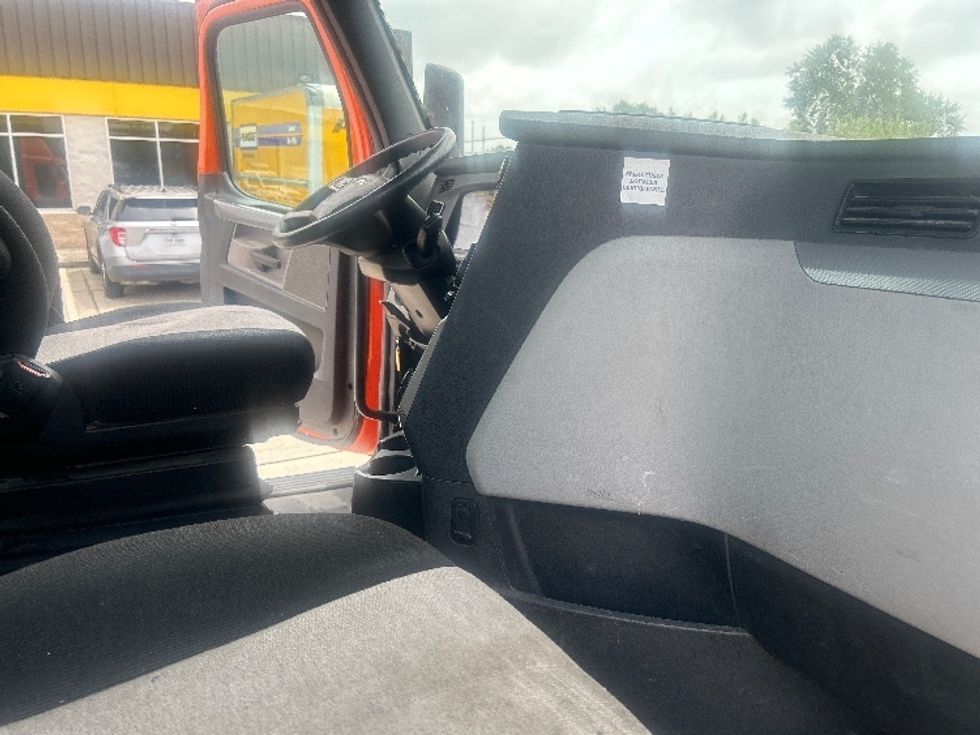 Day Cab Tractor-Heavy Duty Tractors-Freightliner-2019-T11664ST-Houston-TX-239,271\n\t\tmiles-$ 63,250 - Image 13