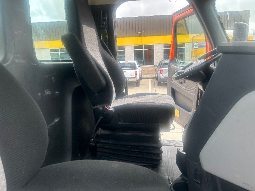 Day Cab Tractor-Heavy Duty Tractors-Freightliner-2019-T11664ST-Houston-TX-239,271\n\t\tmiles-$ 63,250 - Image 14