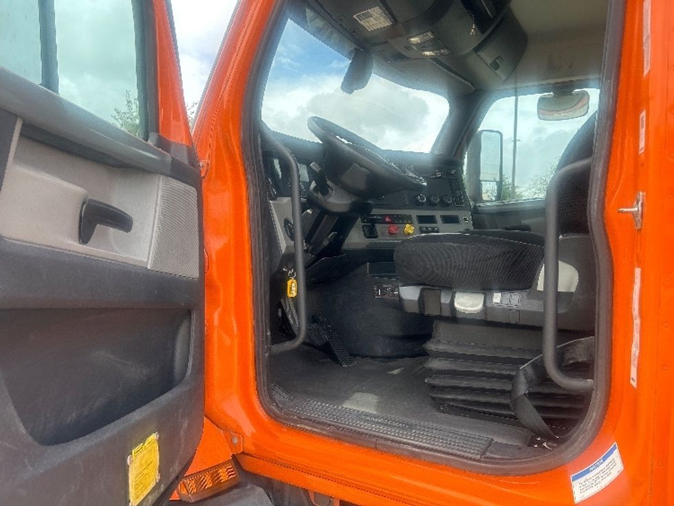 Day Cab Tractor-Heavy Duty Tractors-Freightliner-2019-T11664ST-Houston-TX-239,271\n\t\tmiles-$ 63,250 - Image 9