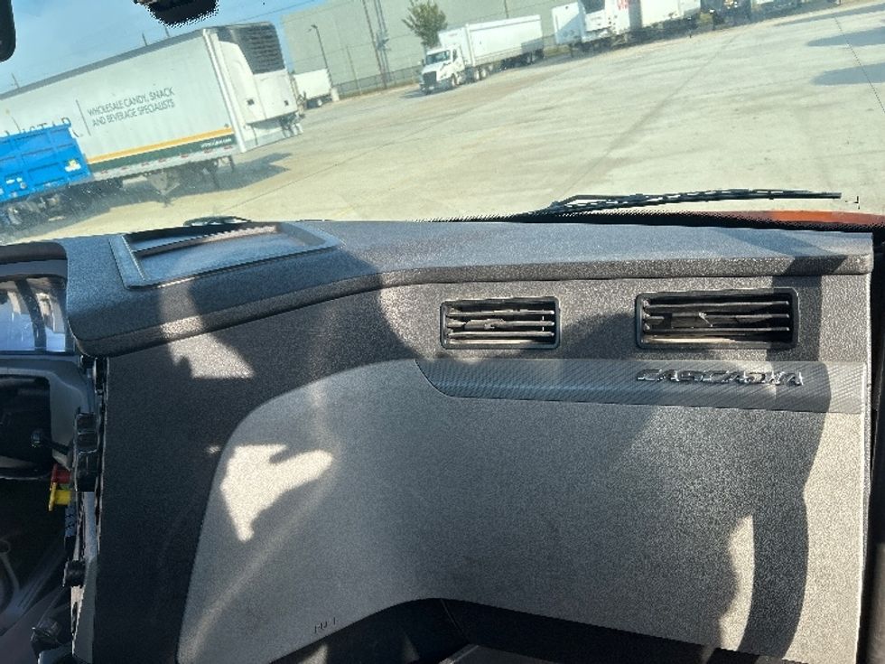 Day Cab Tractor-Heavy Duty Tractors-Freightliner-2019-T11664ST-Houston-TX-241,942\n\t\tmiles-$ 48,750 - Image 13