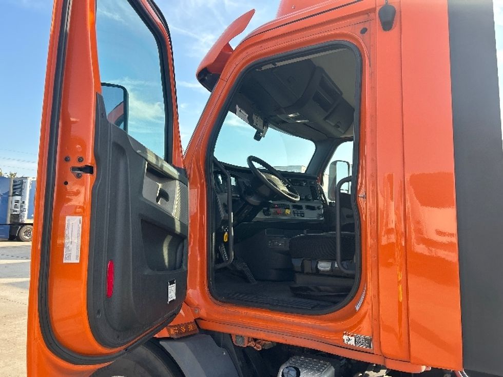 Day Cab Tractor-Heavy Duty Tractors-Freightliner-2019-T11664ST-Houston-TX-241,942\n\t\tmiles-$ 48,750 - Image 9