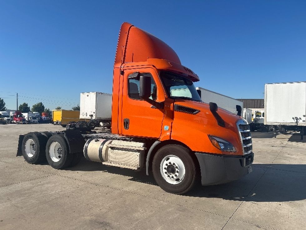 Day Cab Tractor-Heavy Duty Tractors-Freightliner-2019-T11664ST-Houston-TX-302,672\n\t\tmiles-$ 44,500 - Image 1