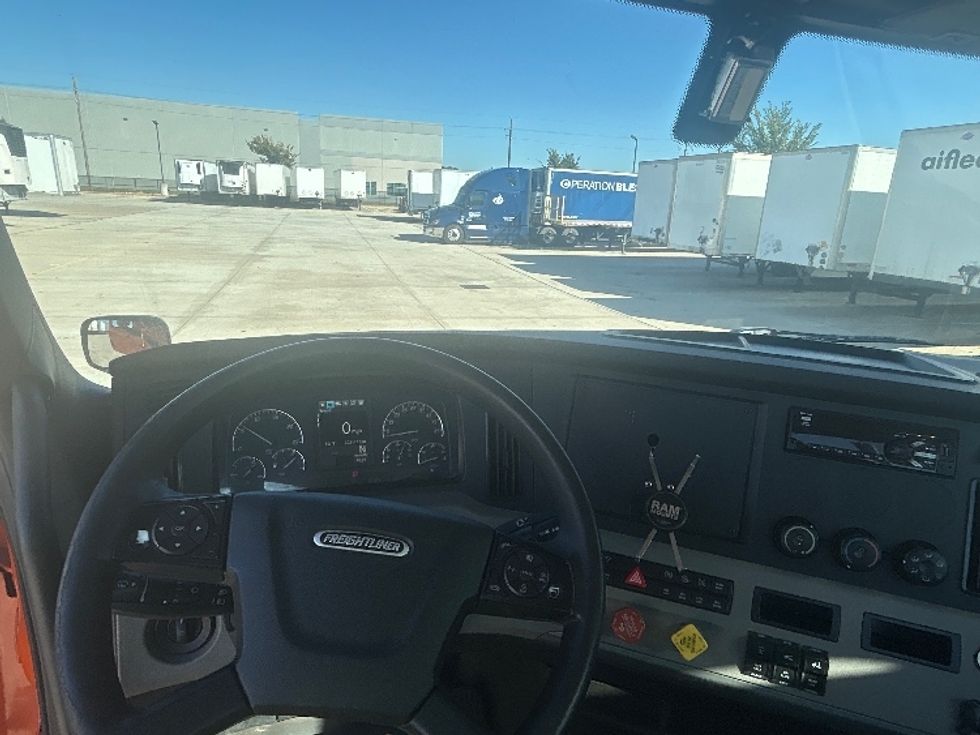 Day Cab Tractor-Heavy Duty Tractors-Freightliner-2019-T11664ST-Houston-TX-302,672\n\t\tmiles-$ 44,500 - Image 11