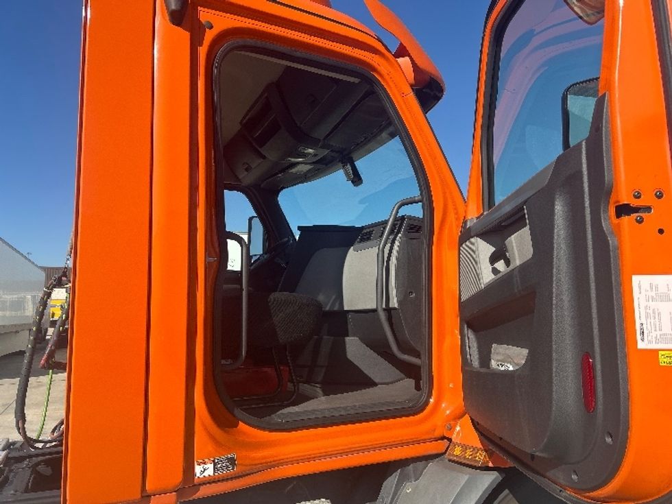 Day Cab Tractor-Heavy Duty Tractors-Freightliner-2019-T11664ST-Houston-TX-302,672\n\t\tmiles-$ 44,500 - Image 12