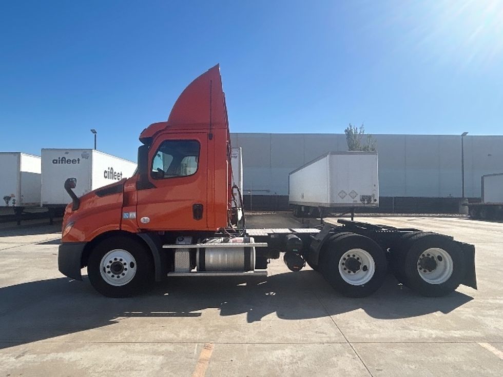 Day Cab Tractor-Heavy Duty Tractors-Freightliner-2019-T11664ST-Houston-TX-302,672\n\t\tmiles-$ 44,500 - Image 4