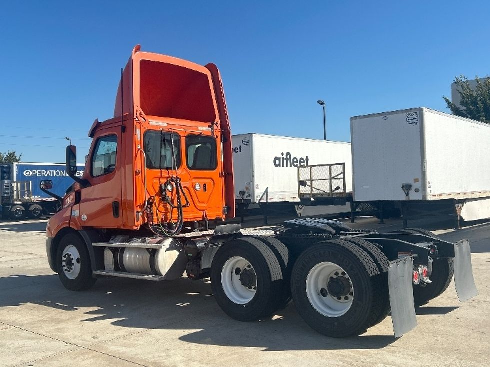 Day Cab Tractor-Heavy Duty Tractors-Freightliner-2019-T11664ST-Houston-TX-302,672\n\t\tmiles-$ 44,500 - Image 5