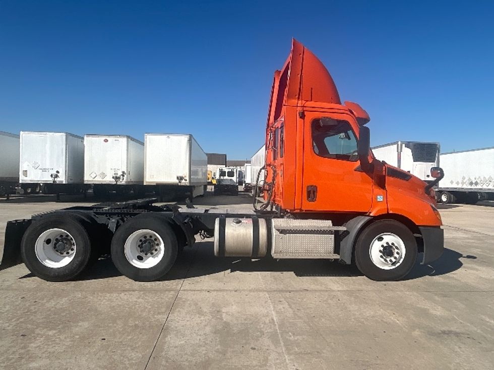 Day Cab Tractor-Heavy Duty Tractors-Freightliner-2019-T11664ST-Houston-TX-302,672\n\t\tmiles-$ 44,500 - Image 8