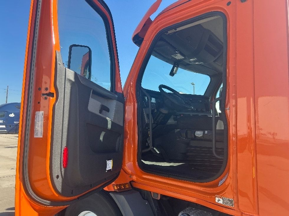 Day Cab Tractor-Heavy Duty Tractors-Freightliner-2019-T11664ST-Houston-TX-302,672\n\t\tmiles-$ 44,500 - Image 9